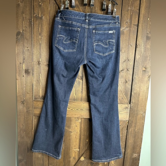 (12)
White House Black Market• Boot Cut•dark wash•Size 10S•EUC - Picture 2 of 7